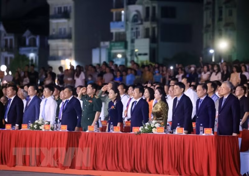 Các đại biểu thực hiện nghi thức chào cờ. (Ảnh: Thống Nhất/TTXVN)