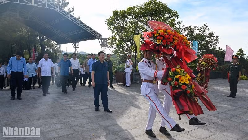 Chủ tịch Quốc hội Vương Đình Huệ và Đoàn công tác dâng hoa, dâng hương tại Nghĩa trang liệt sĩ thành phố Huế, tỉnh Thừa Thiên Huế. (Ảnh Duy Linh)