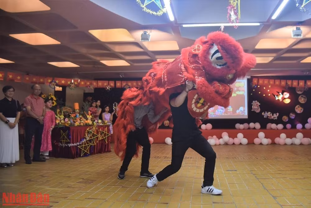 Màn múa lân rộn ràng trong tiếng reo hò của các bạn nhỏ. (Ảnh: MINH DUY)