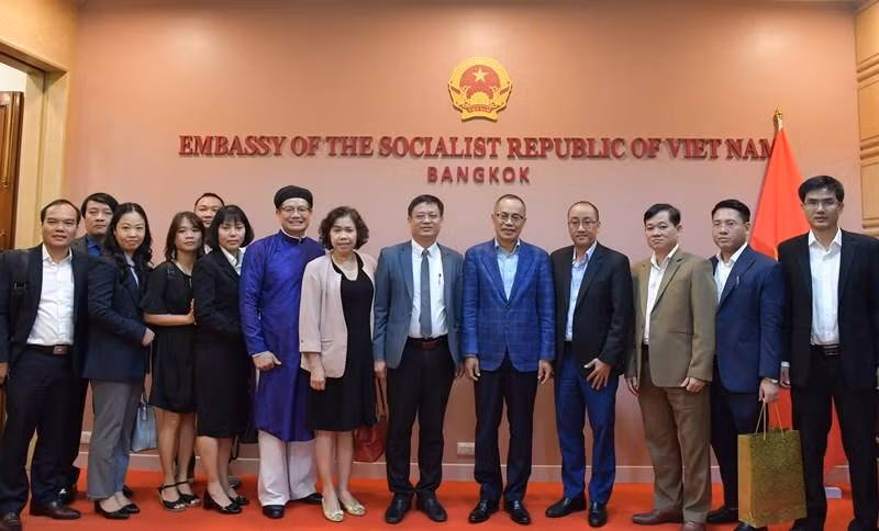 Đại sứ Phan Chí Thành chụp ảnh lưu niệm cùng đoàn xúc tiến du lịch tỉnh Thừa Thiên Huế tại Đại sứ quán Việt Nam tại Thái Lan.