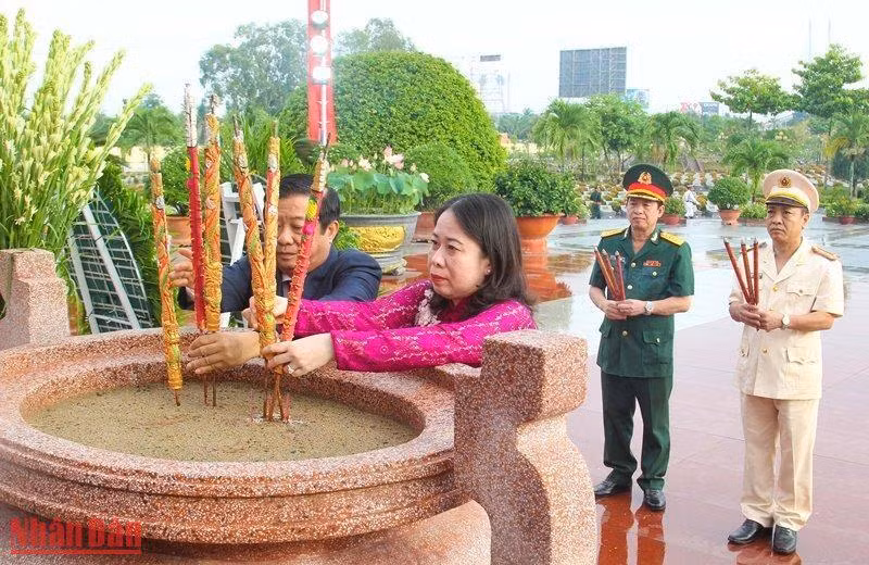 Phó Chủ tịch nước Võ Thị Ánh Xuân dâng hương tại Nghĩa trang liệt sĩ tỉnh Vĩnh Long, sáng 27/7. (Ảnh: BÁ DŨNG)