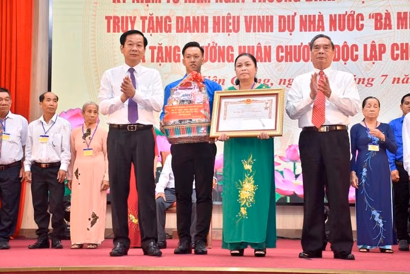 Nguyên Ủy viên Bộ Chính trị, nguyên Thường trực Ban Bí thư Trung ương Đảng Lê Hồng Anh (phải) và Bí thư Tỉnh ủy Kiên Giang Đỗ Thanh Bình (hàng đầu, bìa trái) trao Danh hiệu vinh dự Nhà nước “Bà mẹ Việt Nam Anh hùng” cho thân nhân các Mẹ Việt Nam Anh hùng.