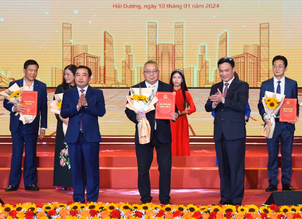 Bí thư Tỉnh ủy Hải Dương Trần Đức Thắng và Chủ tịch UBND tỉnh Hải Dương Triệu Thế Hùng trao quyết định, chứng nhận và biên bản ghi nhớ chủ trương đầu tư cho các nhà đầu tư.