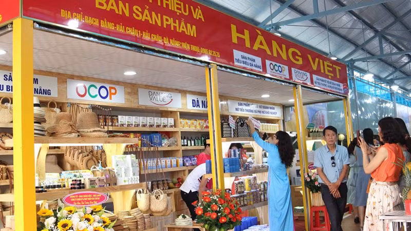 Điểm giới thiệu và bán sản phẩm hàng Việt, OCOP tại cổng Bạch Đằng. Điểm giới thiệu và bán sản phẩm hàng Việt, OCOP tại cổng Bạch Đằng.