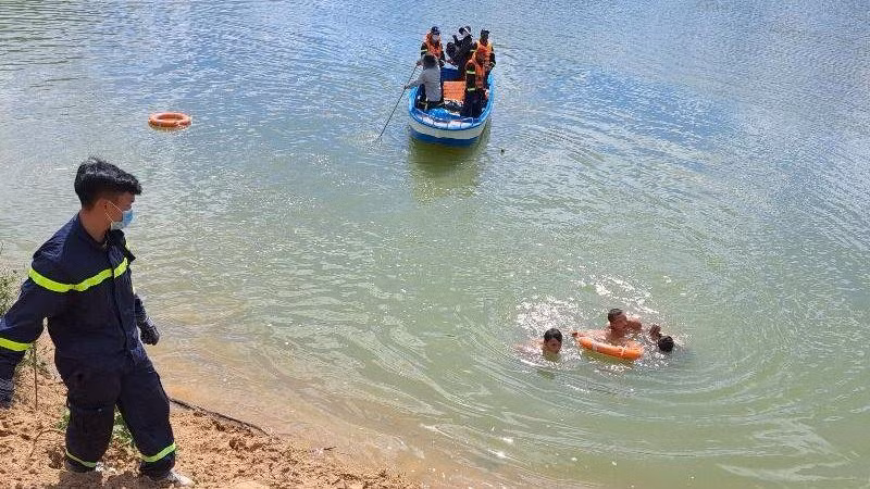 Lực lượng cứu nạn cứu hộ tổ chức tìm kiếm nạn nhân.