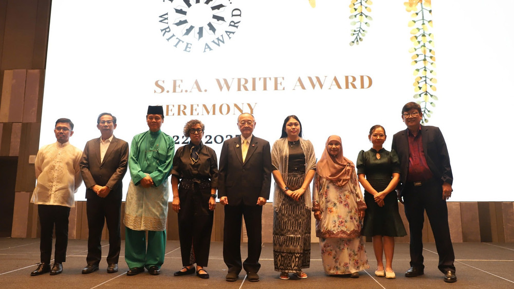 Các nhà văn được trao Giải thưởng Văn học ASEAN 2023.