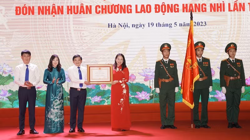 Phó Chủ tịch nước Võ Thị Ánh Xuân trao Huân chương Lao động hạng Nhì tặng tập thể lãnh đạo, cán bộ, giáo viên và người lao động Trường Lê Duẩn.