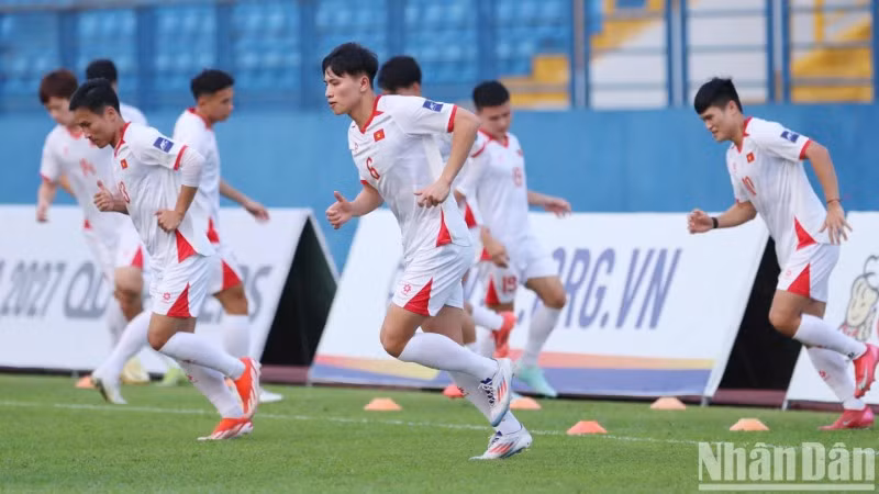 Đội tuyển Việt Nam tập luyện trước trận gặp đội tuyển Lào.