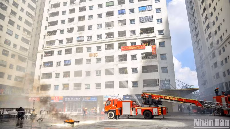 Ảnh minh họa: Lực lượng chức năng diễn tập phòng cháy, chữa cháy và cứu nạn, cứu hộ tại Khu đô thị bán đảo Linh Đàm, quận Hoàng Mai, thành phố Hà Nội.