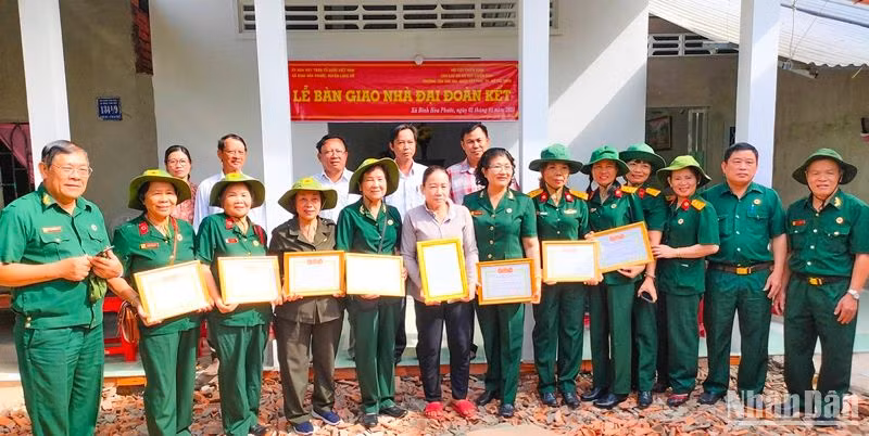 Bàn giao nhà đại đoàn kết tại xã Bình Hòa Phước, huyện Long Hồ vào ngày 2/1/2023. (Ảnh: BÁ DŨNG) 