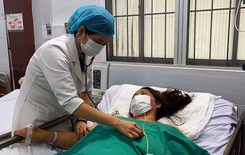 Sản phụ T.T.C. tỉnh táo, sinh tồn ổn định. 