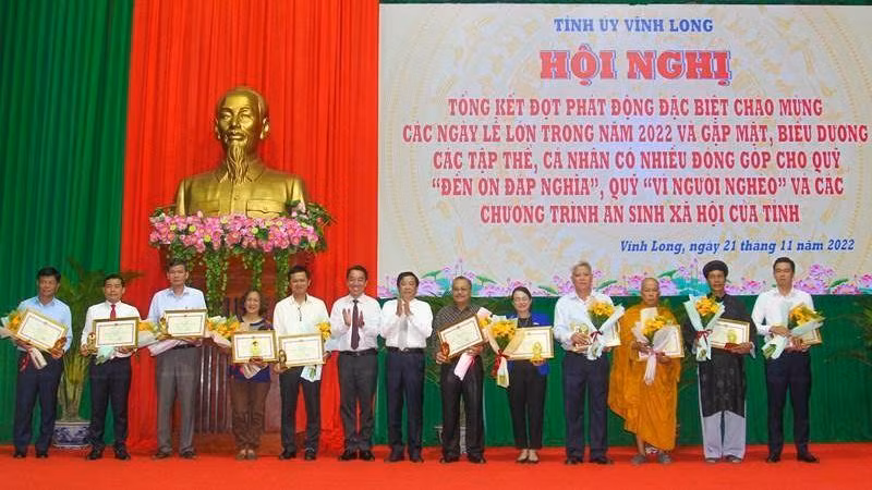 Ban Tổ chức khen thưởng các tập thể và cá nhân có thành tích đóng góp an sinh xã hội trong tỉnh.