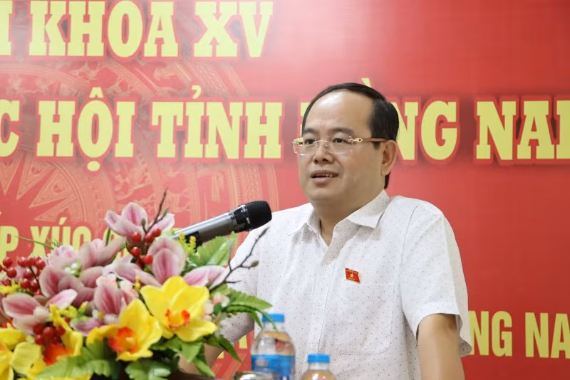 Đồng chí Quản Minh Cường, Phó Bí thư Tỉnh ủy, Trưởng Đoàn đại biểu Quốc hội tỉnh Đồng Nai phát biểu tại buổi tiếp xúc cử tri là công nhân.