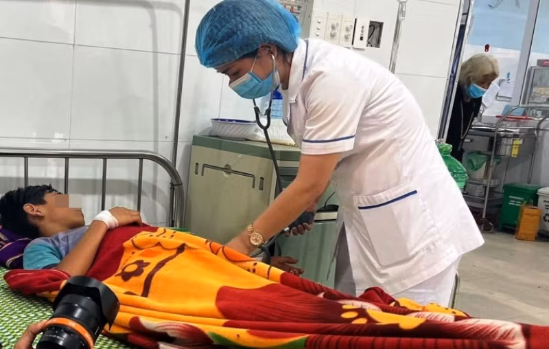 Bệnh nhân ngộ độc thực phẩm đang được điều trị tại Trung tâm Y tế huyện Phước Sơn.