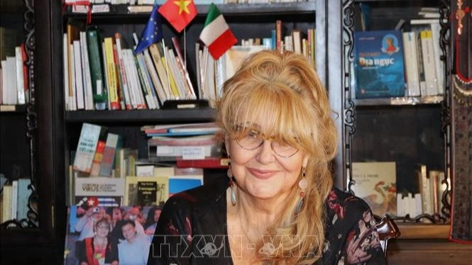 Bà Sandra Scagliotti, nhà Việt Nam học, Lãnh sự Danh dự Việt Nam tại Turin và Genoa trả lời phỏng vấn của phóng viên TTXVN. (Ảnh: Thanh Hải/PV TTXVN tại Italia) 