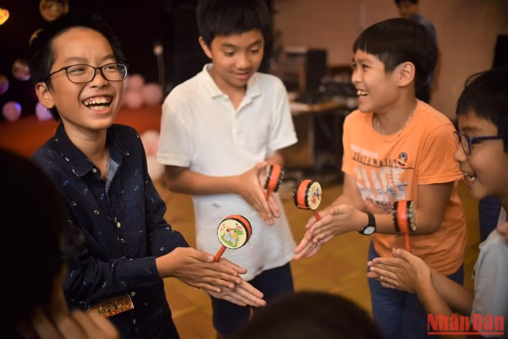 Trẻ em phấn khích với trò chơi truyền thống dân gian. (Ảnh: MINH DUY)