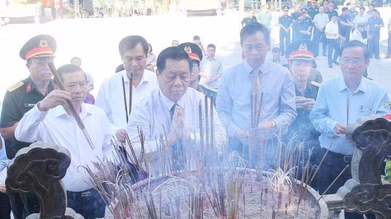 Bí thư Trung ương Đảng, Trưởng Ban Tuyên giáo Trung ương Nguyễn Trọng Nghĩa và lãnh đạo tỉnh dâng hương tại Nghĩa trang liệt sĩ quốc gia Trường Sơn.