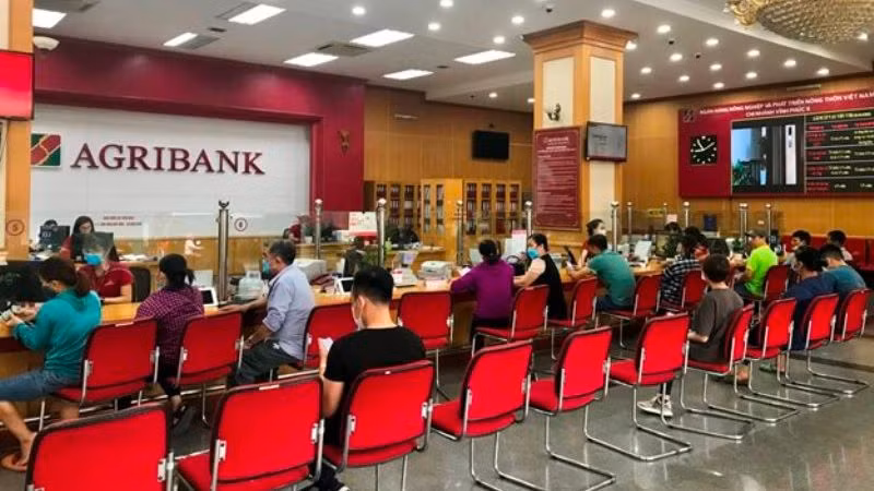 Giao dịch khách hàng tại Agribank chi nhánh Vĩnh Phúc.