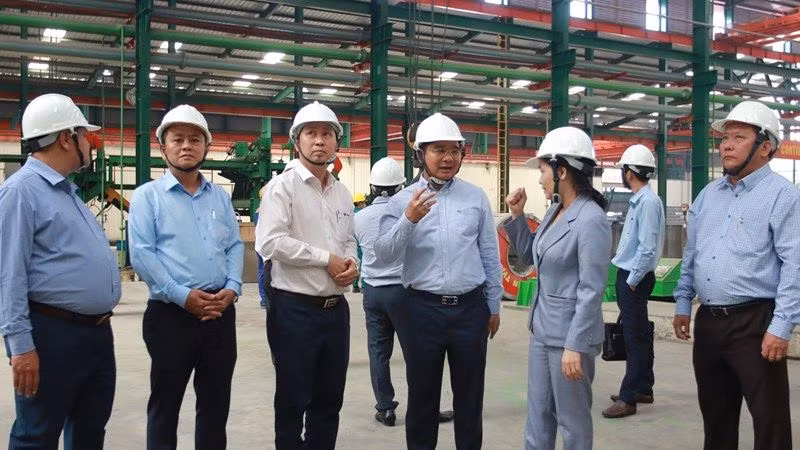 Lãnh đạo tỉnh Long An thăm hoạt động sản xuất và chúc Tết Công ty cổ phần đầu tư và xây dựng Phúc Long (Bến lức, Long An).