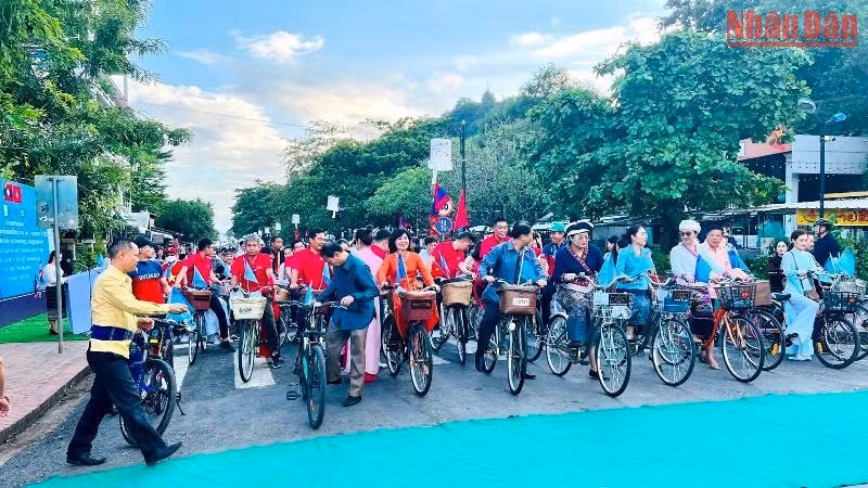 Các đại biểu tham gia đoàn diễu hành xe đạp đều mang trang phục truyền thống dân tộc. (Ảnh: Nguyễn Hải Tiến)