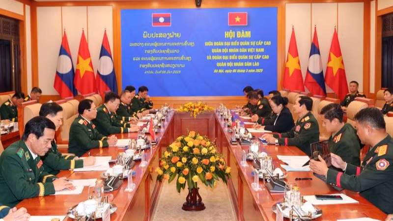 Đoàn đại biểu quân sự cấp cao Quân đội nhân dân Việt Nam do Đại tướng Nguyễn Tân Cương dẫn đầu hội đàm với Đoàn đại biểu quân sự cấp cao Quân đội nhân dân Lào do Trung tướng Saichay Kommasith dẫn đầu. 