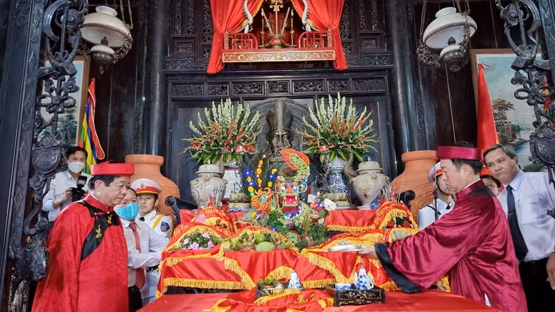 Lãnh đạo tỉnh Vĩnh Long dâng vật phẩm lên Vua Hùng.