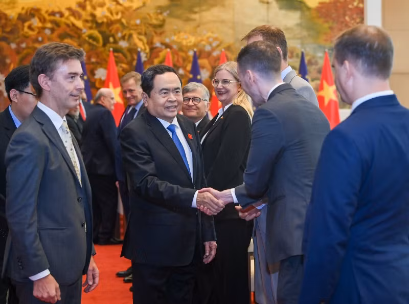 Chủ tịch Quốc hội Trần Thanh Mẫn với các Đại sứ EU và Đại sứ, Đại biện các nước thành viên EU. (Ảnh: Duy Linh)