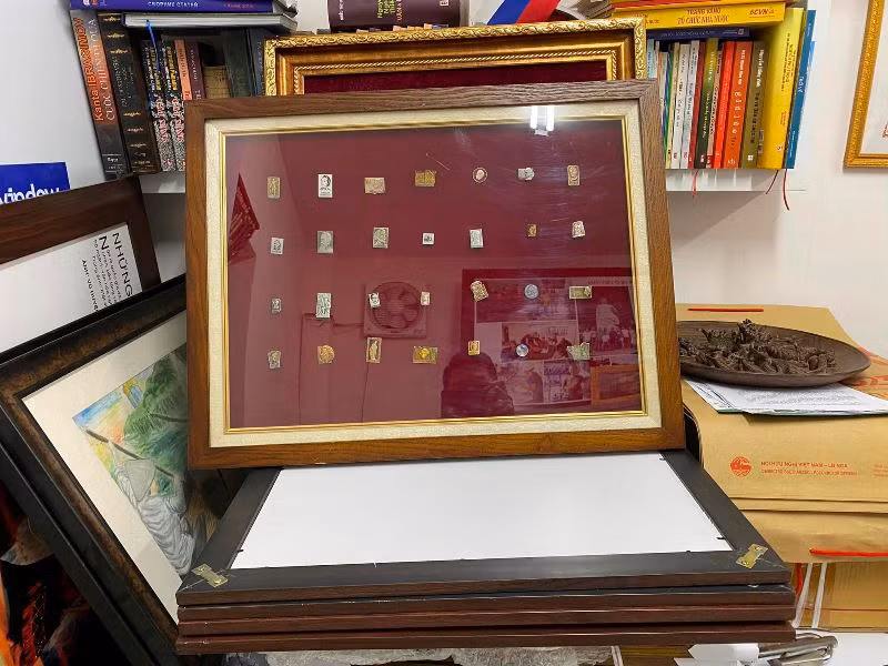 Một phần bộ sưu tập huy hiệu của Ninh Văn Tiến.