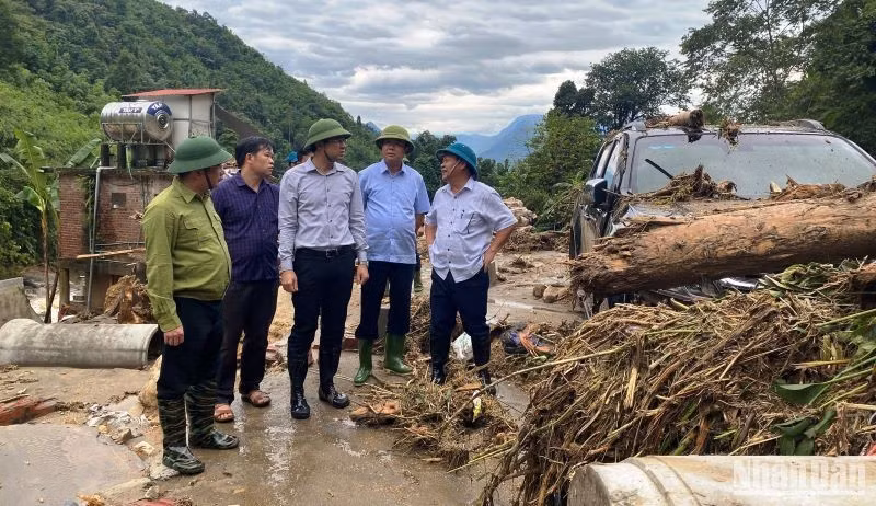 Chủ tịch Ủy ban nhân dân tỉnh Lào Cai Trịnh Xuân Trường kiểm tra hiện trường vụ lũ ống ở xã Liên Minh, thị xã Sa Pa. (Ảnh: QUỐC HỒNG)