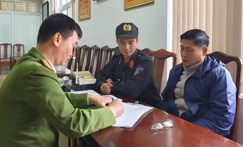 Cán bộ điều tra ghi lời khai đối tượng Lê Kỳ Thông.