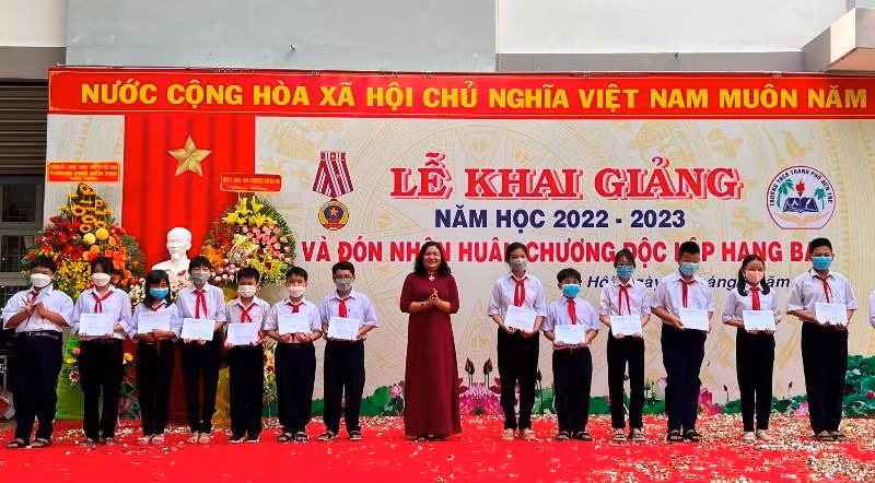 Phó Bí thư Tỉnh ủy Bến Tre Hồ Thị Hoàng Yến trao học bổng cho học sinh có hoàn cảnh khó khăn, vượt khó trong học tập.