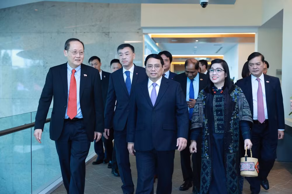 Thủ tướng Chính phủ Phạm Minh Chính và Phu nhân bắt đầu chuyến thăm chính thức nước Cộng hòa Singapore. (Ảnh: Dương Giang/TTXVN)