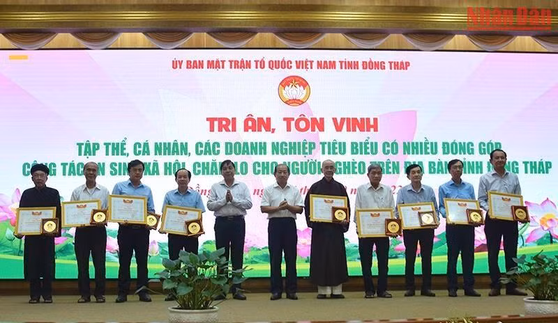 Trao bằng khen và biểu trưng tri ân các tổ chức, cá nhân, doanh nghiệp có nhiều đóng góp, ủng hộ Quỹ “Vì người nghèo” và công tác an sinh xã hội.