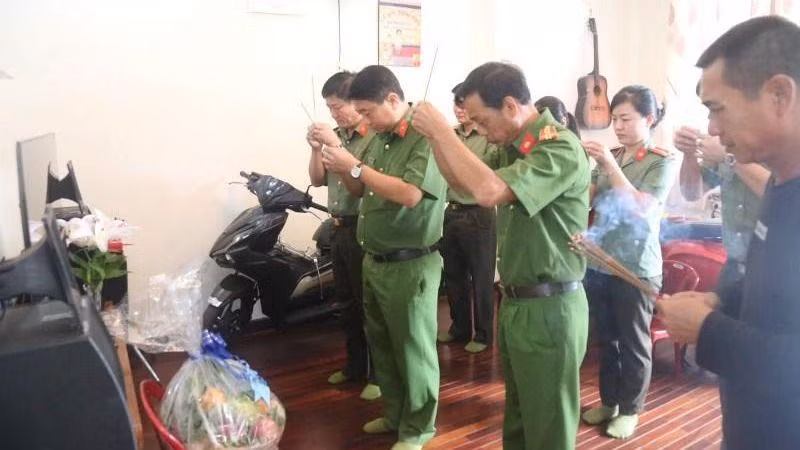 Đoàn công tác Công an tỉnh Bình Dương đến thăm, động viên gia đình các nạn nhân tử vong. 