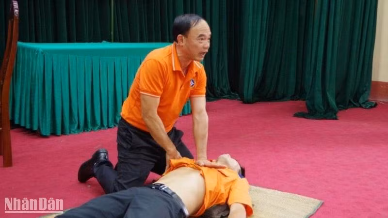 Hướng dẫn sơ cứu cho ngư dân gặp nạn trên biển.