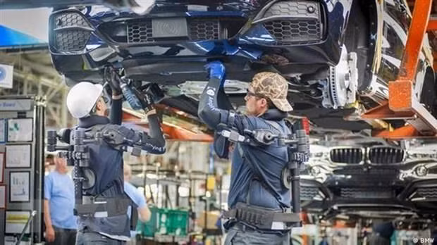 Công nhân làm việc trên dây chuyền sản xuất xe ô-tô của hãng BMW (Đức). (Ảnh: DW/TTXVN)