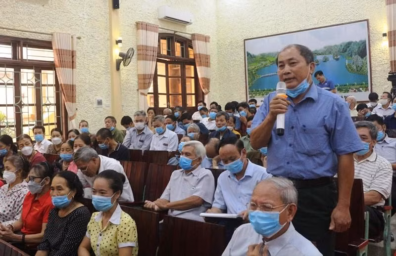 Đại diện nhân dân thị trấn Ba Sao nêu ý kiến tại hội nghị đối thoại.