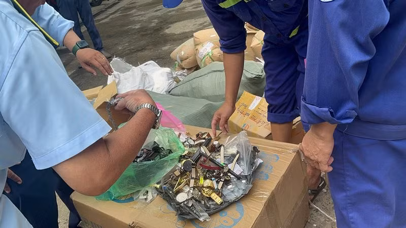 Nhiều đồng hồ giả nhãn hiệu buộc phải tiêu hủy. (Ảnh: Cục Quản lý thị trường TP Hồ Chí Minh).