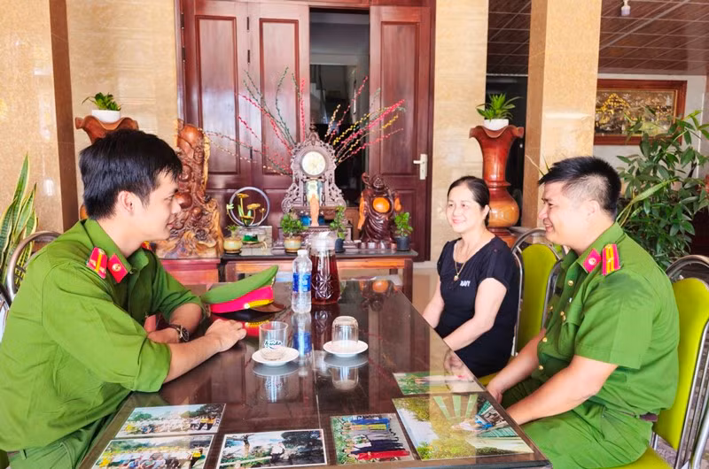 Công an xã chính quy xã Triệu Giang, huyện Triệu Phong trao đổi với hộ kinh doanh buôn bán trên địa bàn thực hiện mô hình tổ liên gia phòng cháy chữa cháy.