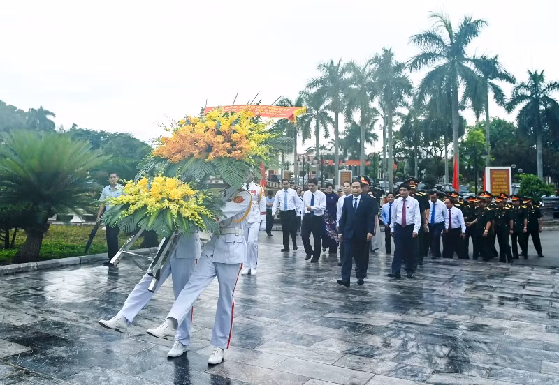 Chủ tịch Quốc hội Trần Thanh Mẫn và Đoàn công tác dâng hoa tại Tượng đài Chủ tịch Hồ Chí Minh ở Bộ Tư lệnh Quân khu 3. (Ảnh DUY LINH)
