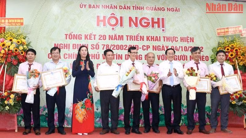 Trao Bằng khen cho các tập thể, cá nhân có thành tích xuất sắc trong triển khai thực hiện tín dụng chính sách ưu đãi. 