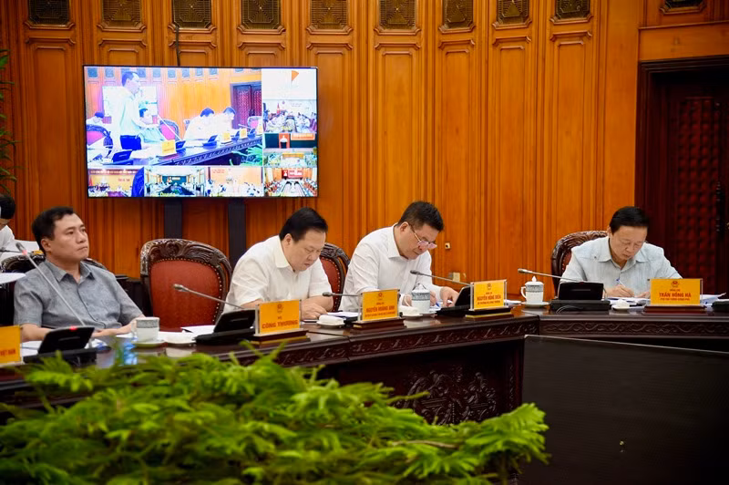 Phó Thủ tướng Trần Hồng Hà và lãnh đạo các bộ, ban, ngành tham dự cuộc họp.