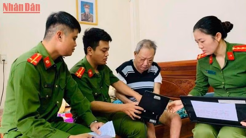 Lực lượng đoàn viên, thanh niên Công an tỉnh Thái Bình xuống tận nhà dân làm thủ tục cấp căn cước công dân gắn chip điện tử và hướng dẫn kích hoạt tài khoản định danh cá nhân. 