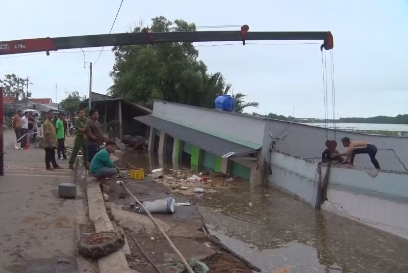 Sạt lở bờ sông Cần Giuộc, đoạn cặp đường tỉnh 826C (từ Km6+600 đến Km6+670), xã Phước Lại, huyện Cần Giuộc, Long An) vào ngày 9/6/2023.