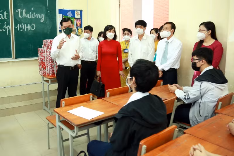 Lãnh đạo tỉnh Đồng Nai kiểm tra phòng, chống dịch Covid-19 tại Trường trung học phổ thông chuyên Lương Thế Vinh vào tháng 2/2022.