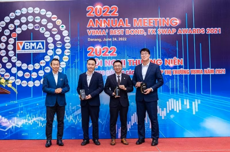 Ông Trương Tùng - Trưởng Phòng Kinh doanh ngoại tệ - Khối Nguồn vốn đại diện LienVietPostBank nhận giải thưởng của VBMA (vị trí thứ 3 từ trái qua).