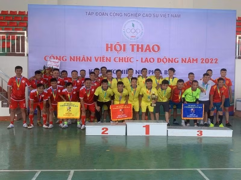 Trao giải Nhất, Nhì, Ba toàn đoàn cho các đoàn.