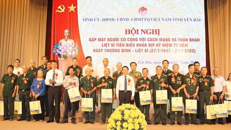 Tặng quà cho người có công và thân nhân liệt sĩ tiêu biểu của tỉnh Yên Bái.