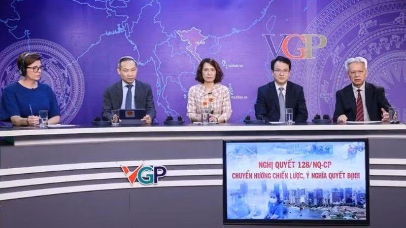 Các khách mời tham dự tọa đàm.