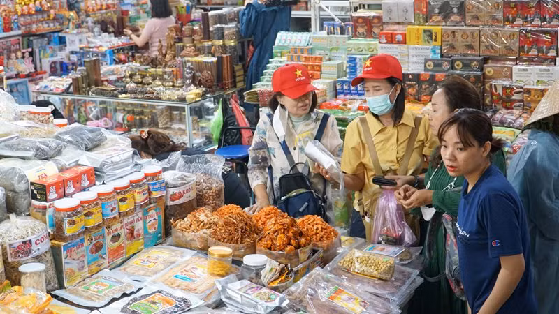 Chợ tấp nập khách du lịch ghé đến mua sắm. Chợ tấp nập khách du lịch ghé đến mua sắm.